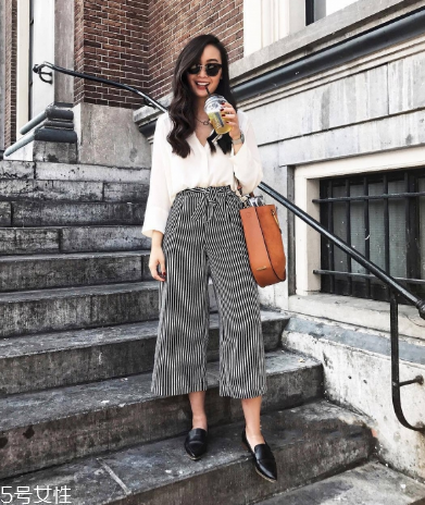 v領(lǐng)t恤怎樣搭配衣服？v領(lǐng)t恤搭配圖片