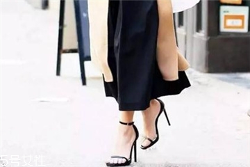 一字帶涼鞋怎么搭配？一字帶涼鞋搭配技巧