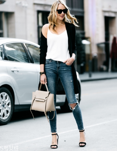 一字帶涼鞋怎么搭配？一字帶涼鞋搭配技巧