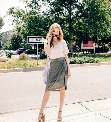 不規(guī)則裙子怎么搭配？不規(guī)則裙子搭配圖片