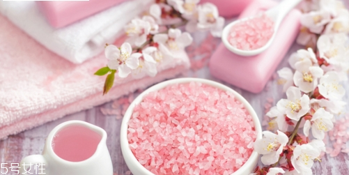 孕婦可以用浴鹽嗎 浴鹽孕婦能用嗎 孕婦可以用浴鹽嗎 浴鹽孕婦能用嗎