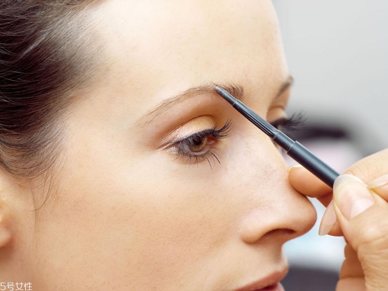 簡(jiǎn)易溫柔奶茶色妝容教程 知性隨和的夏日奶茶妝 簡(jiǎn)易溫柔奶茶色妝容教程 知性隨和的夏日奶茶妝