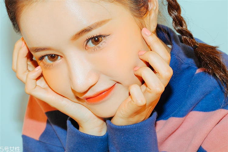 簡(jiǎn)易溫柔奶茶色妝容教程 知性隨和的夏日奶茶妝 簡(jiǎn)易溫柔奶茶色妝容教程 知性隨和的夏日奶茶妝