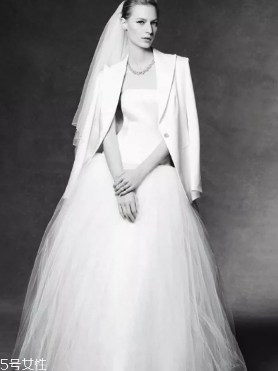 婚紗什么顏色好？婚紗買哪種顏色好？