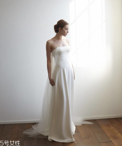 婚紗上面的機(jī)油怎么洗？婚紗沾上機(jī)油用什么洗？