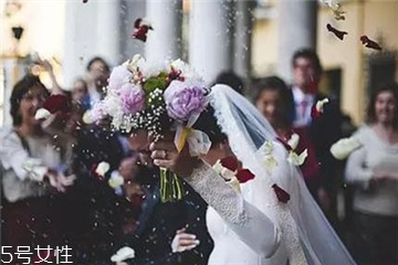 婚紗上面的機(jī)油怎么洗？婚紗沾上機(jī)油用什么洗？