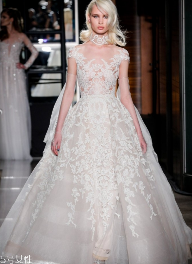 婚紗里面穿什么內(nèi)衣？婚紗里面怎么穿內(nèi)衣？