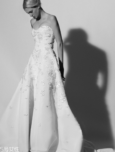 婚紗里面有胸墊嗎？婚紗是自帶胸墊嗎？