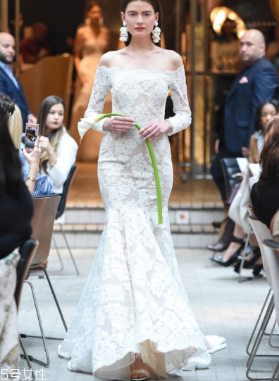 婚紗里面有胸墊嗎？婚紗是自帶胸墊嗎？