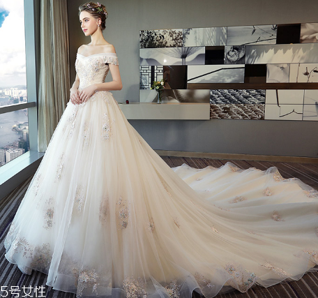 婚紗里面穿絲襪嗎？穿婚紗要穿絲襪嗎？