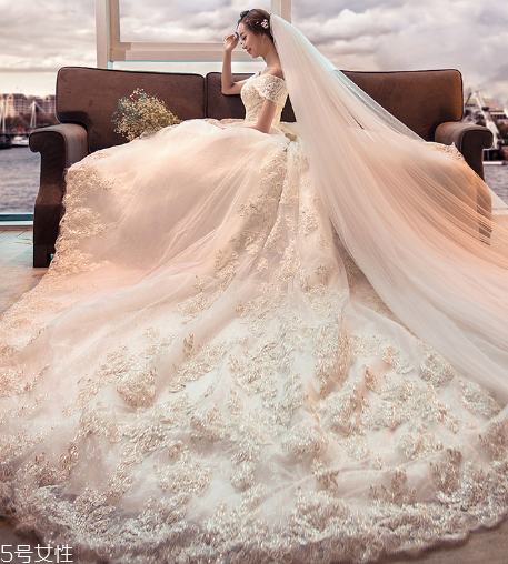 婚紗里面穿絲襪嗎？穿婚紗要穿絲襪嗎？