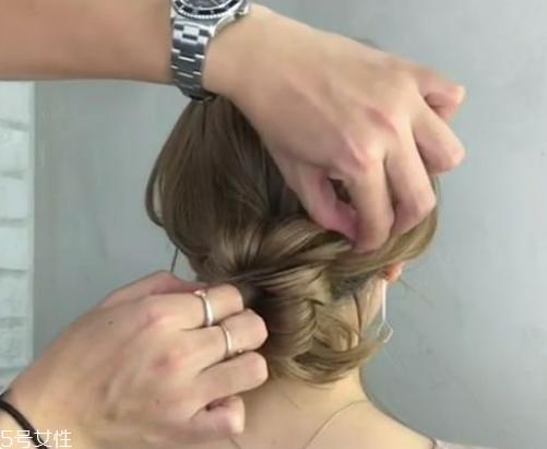 低發(fā)髻怎么盤(pán)發(fā)好看 洋氣不老氣的低發(fā)髻盤(pán)發(fā) 低發(fā)髻怎么盤(pán)發(fā)好看 洋氣不老氣的低發(fā)髻盤(pán)發(fā)