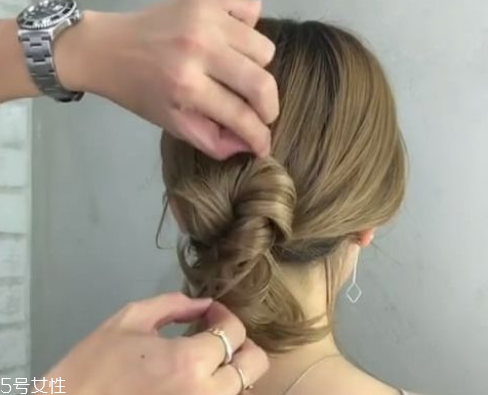 低發(fā)髻怎么盤(pán)發(fā)好看 洋氣不老氣的低發(fā)髻盤(pán)發(fā) 低發(fā)髻怎么盤(pán)發(fā)好看 洋氣不老氣的低發(fā)髻盤(pán)發(fā)