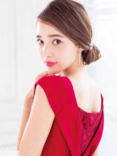 低發(fā)髻怎么盤(pán)發(fā)好看 洋氣不老氣的低發(fā)髻盤(pán)發(fā) 低發(fā)髻怎么盤(pán)發(fā)好看 洋氣不老氣的低發(fā)髻盤(pán)發(fā)