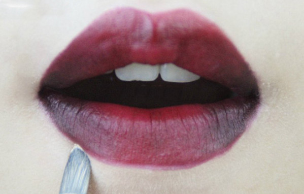 先涂口紅還是先涂唇蜜比較好 先涂口紅還是先涂唇蜜比較好