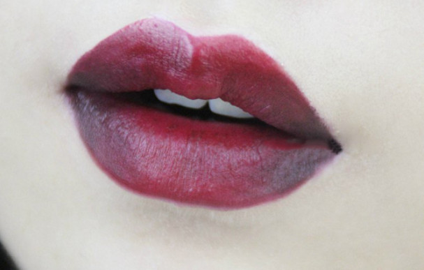 先涂口紅還是先涂唇蜜比較好 先涂口紅還是先涂唇蜜比較好