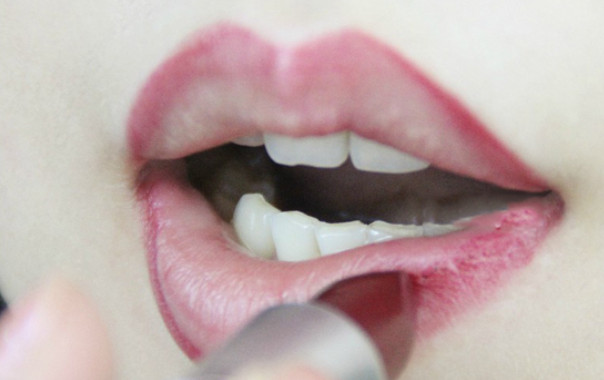 先涂口紅還是先涂唇蜜比較好 先涂口紅還是先涂唇蜜比較好