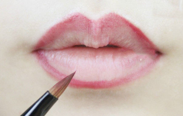 先涂口紅還是先涂唇蜜比較好 先涂口紅還是先涂唇蜜比較好