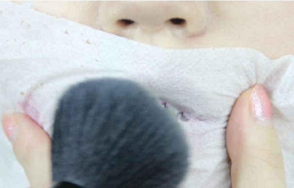 先涂口紅還是先涂唇蜜比較好 先涂口紅還是先涂唇蜜比較好