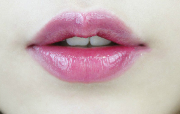 先涂口紅還是先涂唇蜜比較好 先涂口紅還是先涂唇蜜比較好