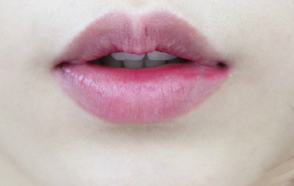 先涂口紅還是先涂唇蜜比較好 先涂口紅還是先涂唇蜜比較好