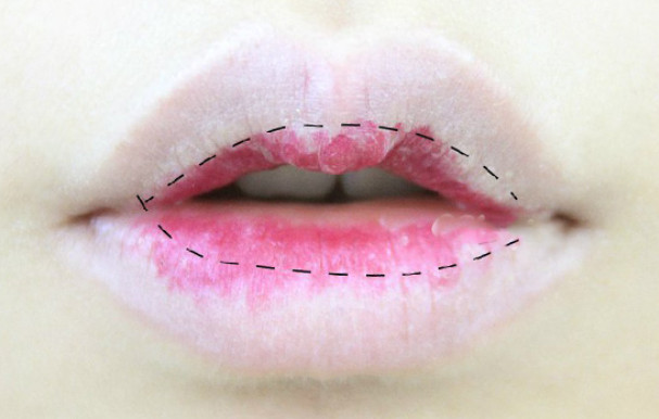 先涂口紅還是先涂唇蜜比較好 先涂口紅還是先涂唇蜜比較好