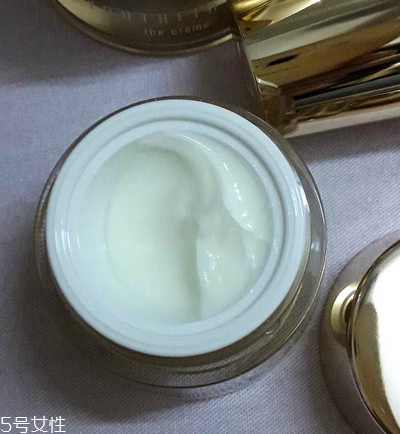 眼霜晚上用好還是白天用好？眼霜最佳使用時(shí)間