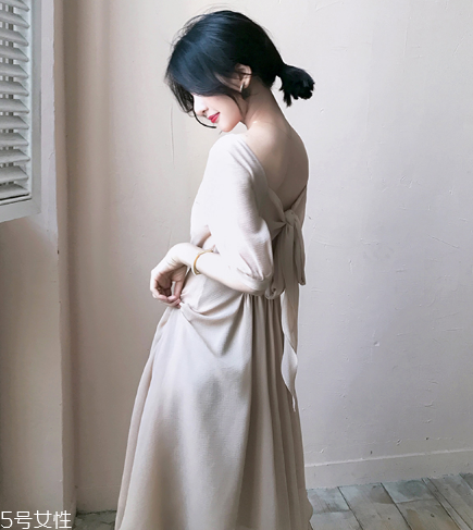 露背裝怎么搭配？露背裝搭配圖片