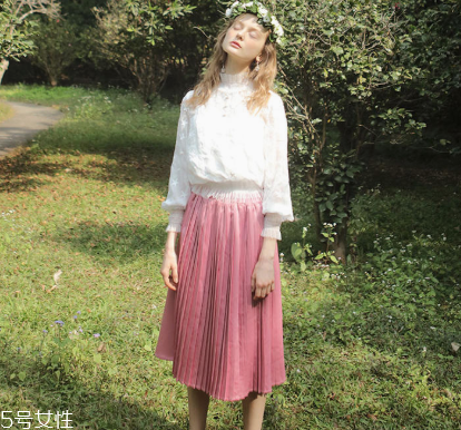 黃皮膚怎么挑選粉色衣服 黃皮膚怎么穿粉色顯白 黃皮膚怎么挑選粉色衣服 黃皮膚怎么穿粉色顯白