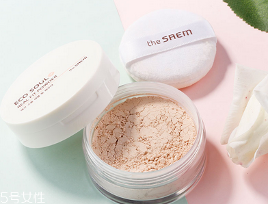 用完粉底液還需要用散粉嗎 涂了粉底液可以涂散粉嗎 用完粉底液還需要用散粉嗎 涂了粉底液可以涂散粉嗎