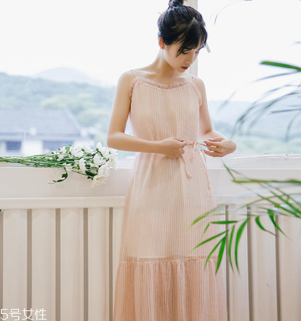 夏天穿什么顏色連衣裙好？夏天適合什么顏色連衣裙？