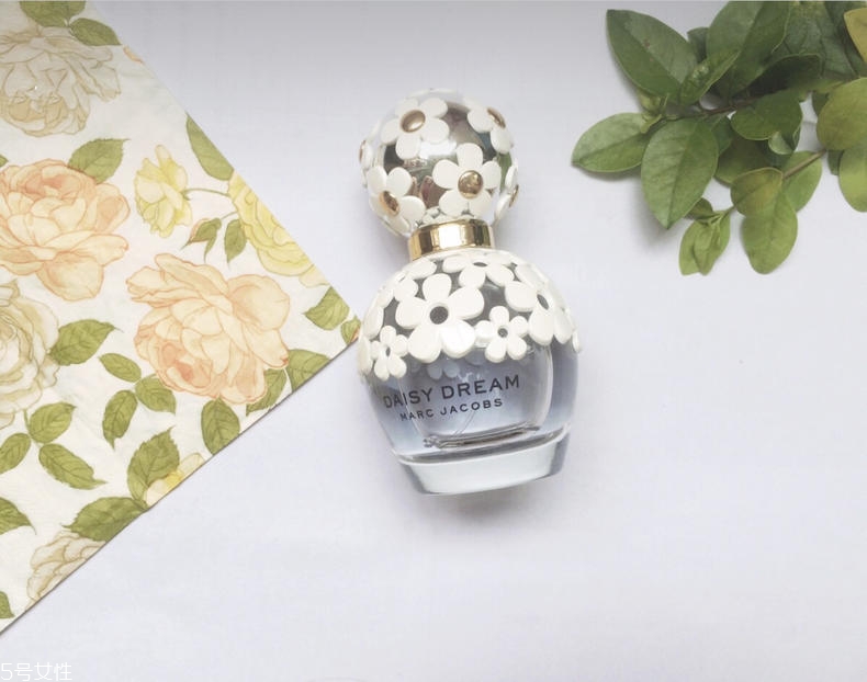 女生夏天適合什么香水 絕對不撞香的夏日香水清單 女生夏天適合什么香水 絕對不撞香的夏日香水清單