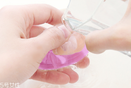 硅膠粉撲的膜要撕?jiǎn)?硅膠粉撲的膜怎么撕 硅膠粉撲的膜要撕?jiǎn)?硅膠粉撲的膜怎么撕