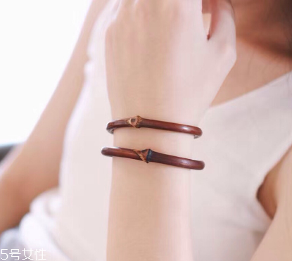 雞血藤手鐲有什么功效？雞血藤手鐲佩戴的好處