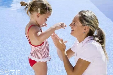 濕疹可以涂防曬霜嗎 濕疹涂防曬霜好嗎 濕疹可以涂防曬霜嗎 濕疹涂防曬霜好嗎