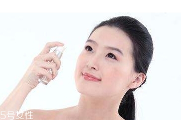 化妝水為什么要拍？化妝水是拍還是抹？