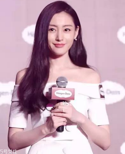 一字領(lǐng)適合胸大的人嗎 一字領(lǐng)適合什么發(fā)型 一字領(lǐng)適合胸大的人嗎 一字領(lǐng)適合什么發(fā)型