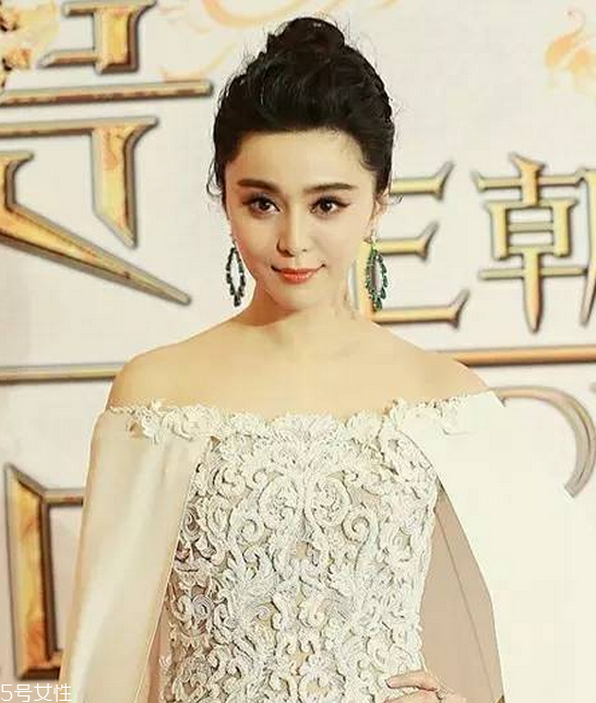 一字領(lǐng)適合胸大的人嗎 一字領(lǐng)適合什么發(fā)型 一字領(lǐng)適合胸大的人嗎 一字領(lǐng)適合什么發(fā)型