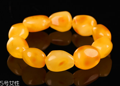 蜜蠟手串可以沾水嗎？蜜蠟手串能碰水嗎？