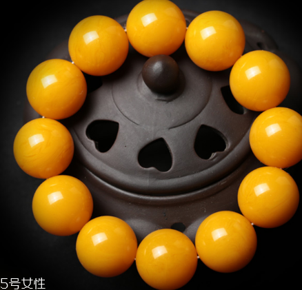 蜜蠟手串可以沾水嗎？蜜蠟手串能碰水嗎？