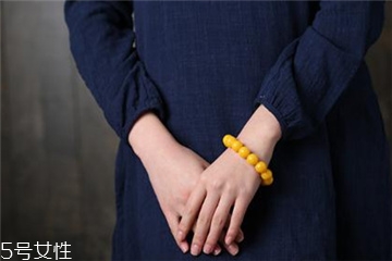 蜜蠟手串可以沾水嗎？蜜蠟手串能碰水嗎？