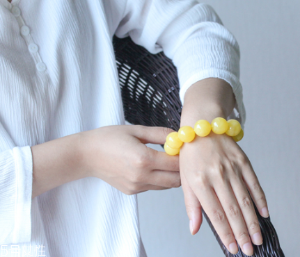 怎么鑒別蜜蠟手串真假？蜜蠟手串真假怎么看？