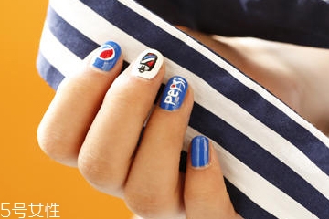 世界杯可樂美甲怎么做？世界杯主題可樂美甲教程