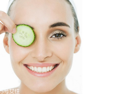 黃瓜敷臉能祛眼袋嗎？黃瓜敷臉有祛眼袋效果嗎？
