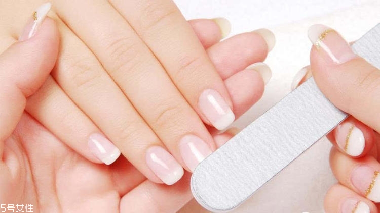 世界杯可樂美甲怎么做？世界杯主題可樂美甲教程