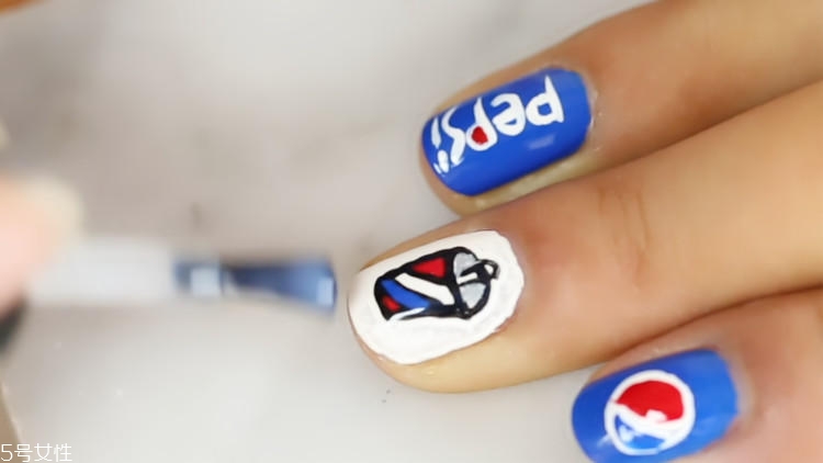 世界杯可樂美甲怎么做？世界杯主題可樂美甲教程