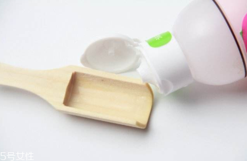 油皮痘痘肌怎么護(hù)膚？油皮致痘的4大誤區(qū)