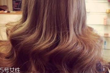 燙發(fā)后怎么打理卷發(fā)？剛燙的卷發(fā)如何打理？