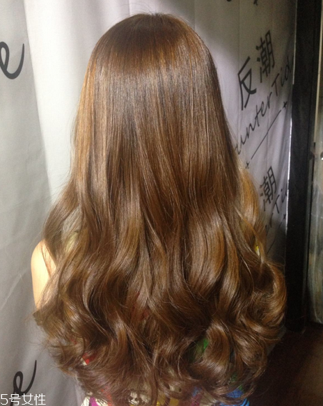 燙發(fā)后怎么打理卷發(fā)？剛燙的卷發(fā)如何打理？