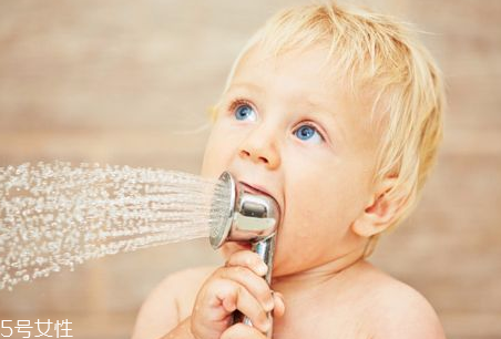 洗澡能減肥嗎？洗澡減肉肉的3種方法